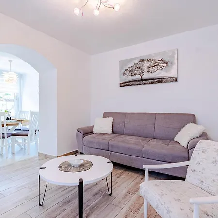 4 Bedroom Nice In Luka Apartmán