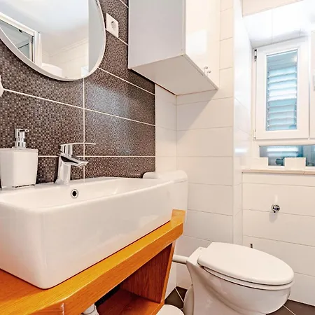 Apartment 4 Bedroom Nice In Luka Luka (Dubrovnik-Neretva)